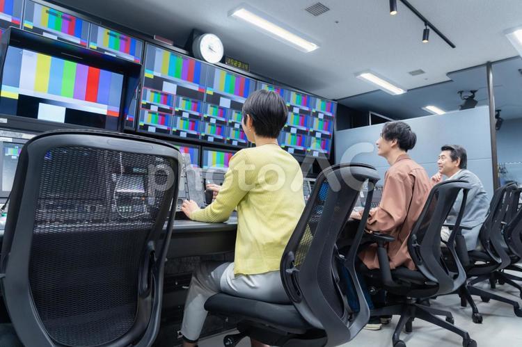 TV局の調整室で働くディレクター 映像編集,エンジニア,tv局の写真素材