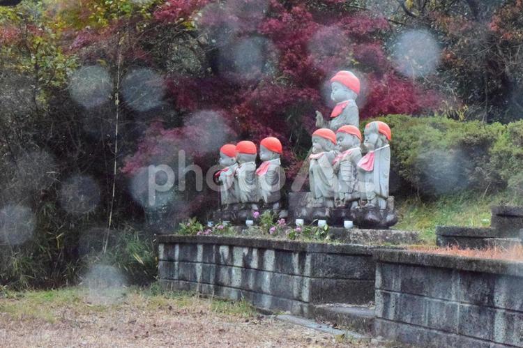 雨の中窓から撮影したお地蔵様 お地蔵様,地蔵,岐阜県の写真素材