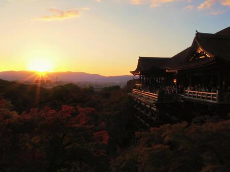 清水寺から見る秋の夕焼け 夕焼け,夕空,夕暮れの写真素材