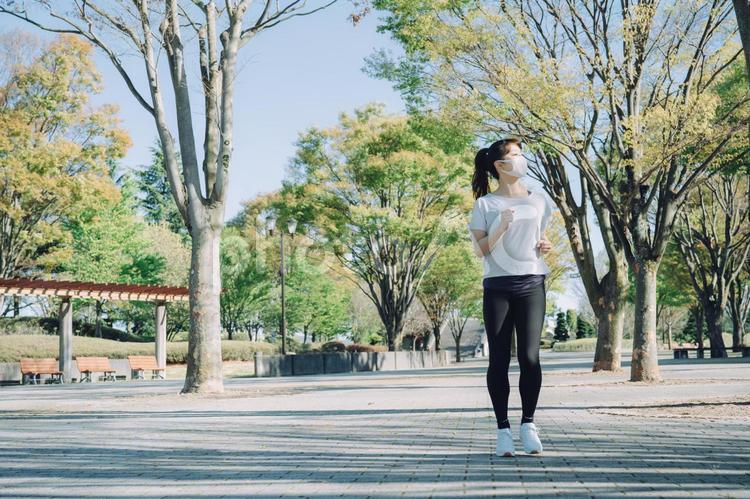 マスクをしながらトレーニングする女性 マスク,トレーニング,運動の写真素材