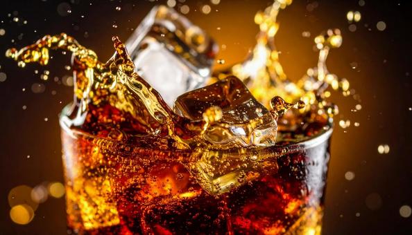 氷が入った冷たいコーラ 氷が入った冷たいコーラの写真