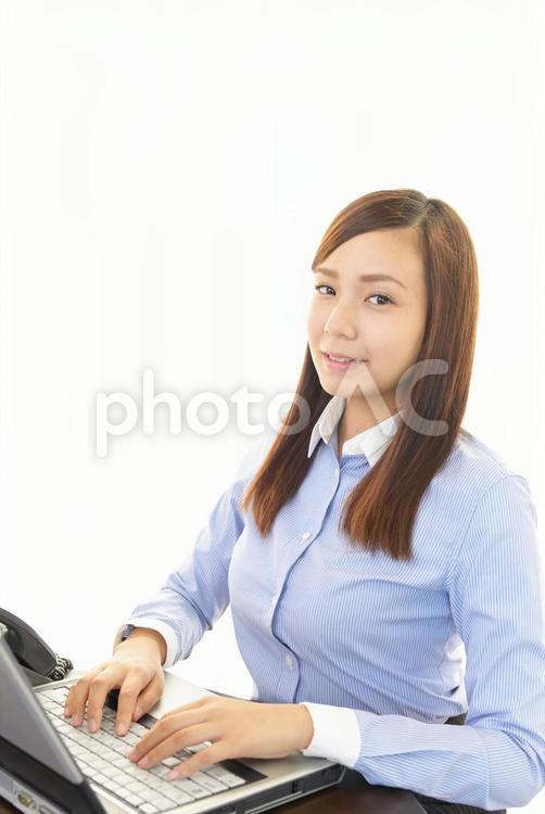 ノートパソコンで仕事中のビジネスウーマン 女性,ビジネスウーマン,女の写真素材