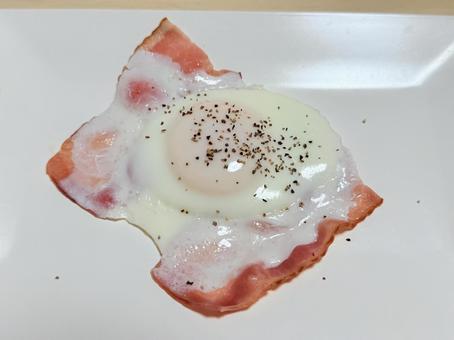 目玉焼きベーコン 目玉焼きベーコンの写真