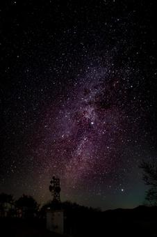 銀河の道、夜空を貫く - 天の川と通信塔 天の川,星空,夜空の写真素材