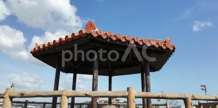 沖縄☆瓦屋根の休憩所 屋根,瓦屋根,建築の写真素材