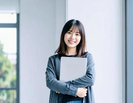ノートパソコンを持つ女性9 ノートパソコンを持つ女性9の写真
