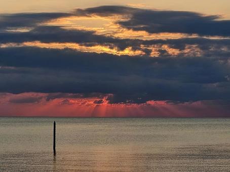 夕暮れの海の写真