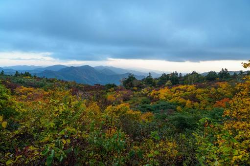 栗駒山 草紅葉と奥羽山脈 栗駒山 草紅葉と奥羽山脈 秋,紅葉,黄葉の写真素材