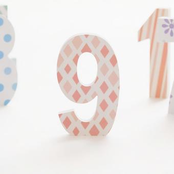 カラフルな立体数字「9」 カラフルな立体数字「9」 切文字,数字,ナンバーの写真素材