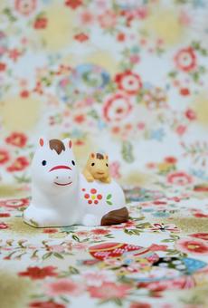 可愛い馬の置物と和柄の背景の年賀状素材 年賀状,年賀,背景素材の写真素材