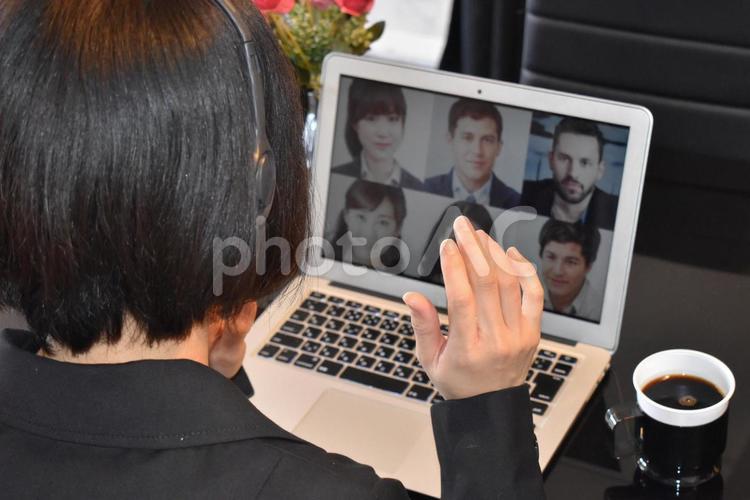リモート会議で手を使って説明する女性 ビジネス,女性,仕事の写真素材