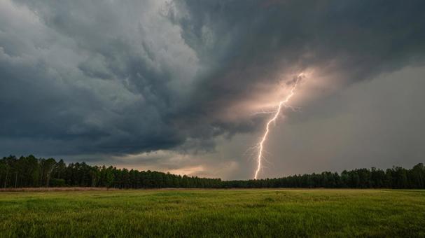 雷光走る空 雷光走る空の写真