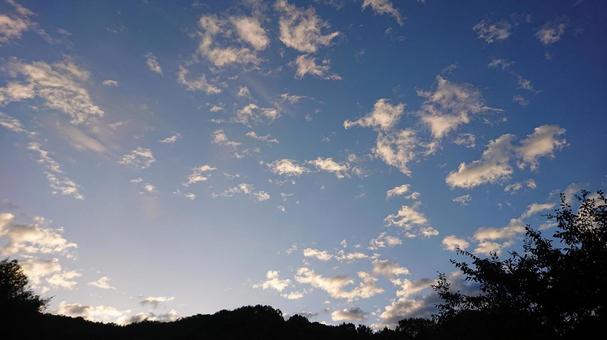 秋の朝焼け 秋の朝焼け 朝焼け,雲,秋の写真素材