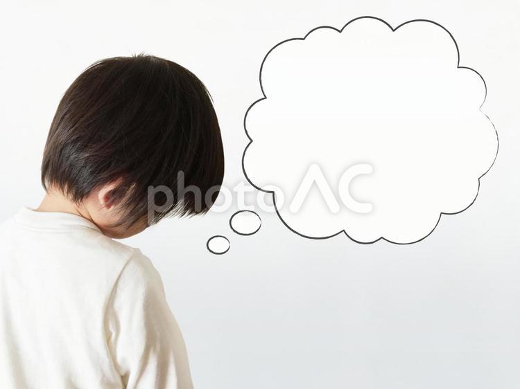 何かを考えながら落ち込む男の子 落ち込む,こども,うつむくの写真素材