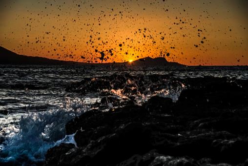 <Goto scenery> The sea at dawn and rough waves, JPG