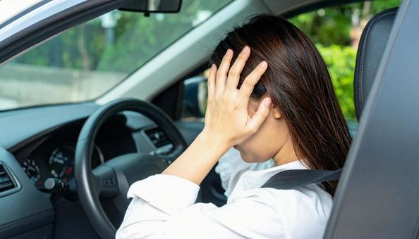 車を運転中、不安そうな女性の写真