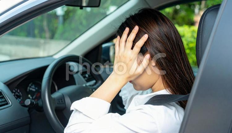 車を運転中、不安そうな女性 運転,ドライブ,体調不良の写真素材