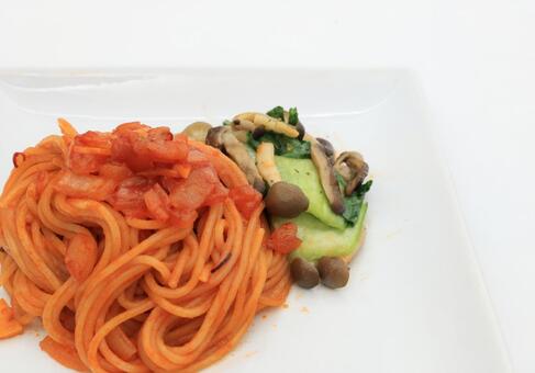 あり合わせ材料で作った賄いパスタ パスタ,スパゲッティ,賄いの写真素材