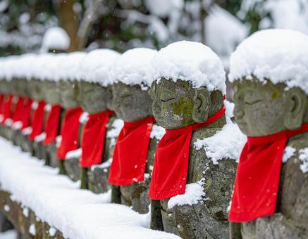 雪を被った冬の地蔵 雪を被った冬の地蔵の写真