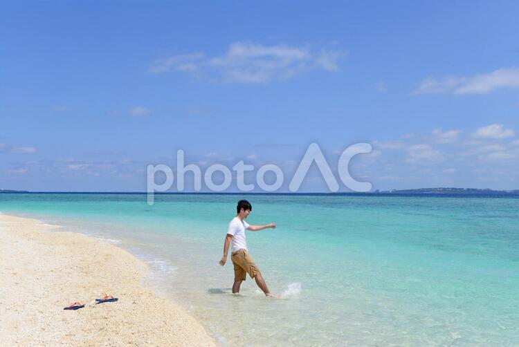 沖縄の美しいビーチで寛ぐ男性 沖縄,男性,男の写真素材