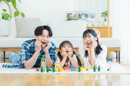 リビングで遊ぶ家族 リビングで遊ぶ家族 家族,笑顔,遊ぶの写真素材