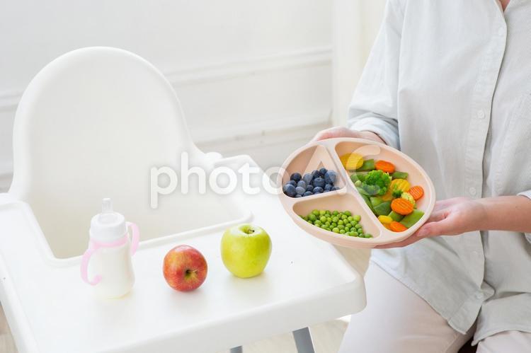 野菜の皿を持っている人の手元 手元,人物,皿の写真素材