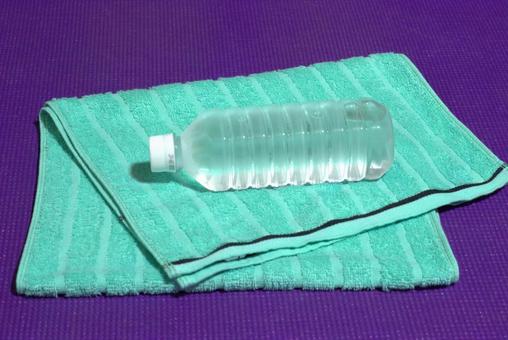 スポーツタオルとミネラルウォーター③の写真