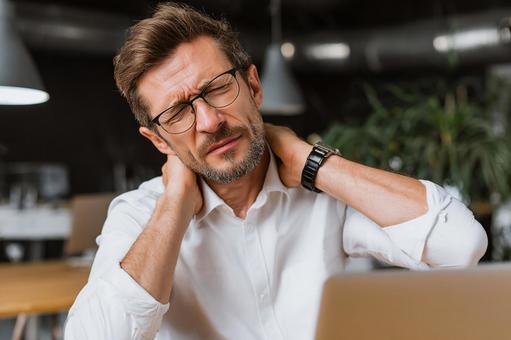 健康問題と向き合うビジネスシーンの写真