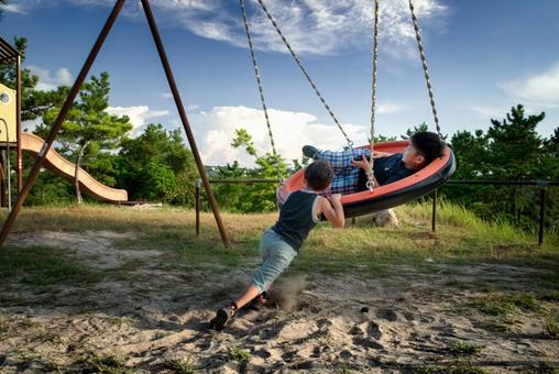 ＜素材＞新緑の公園でブランコで遊ぶ子供 子供,笑顔,ブランコの写真素材
