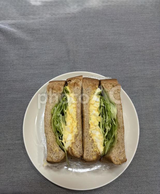 たまごサラダとレタスのサンドイッチ(縦) サンドイッチ,パン,ブレッドの写真素材
