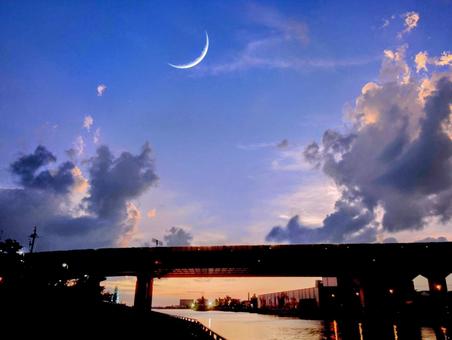 高速道路と三日月の写真