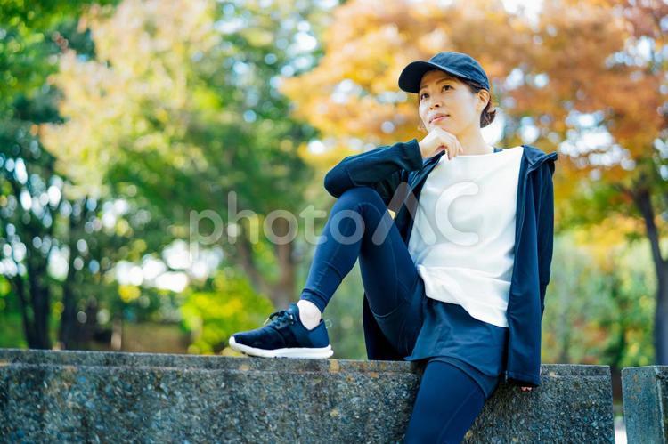 公園で休むスポーツウェアを着た女性 運動,スポーツ,散歩の写真素材