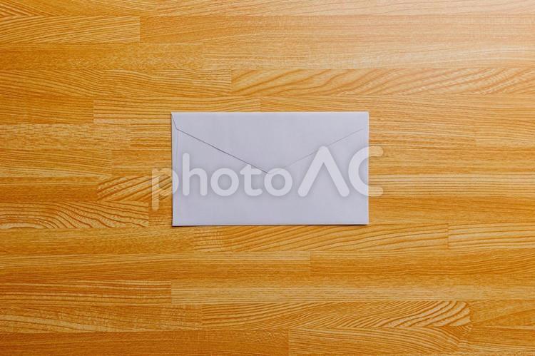 机に置かれた紫色の封筒 封筒,手紙,レターの写真素材