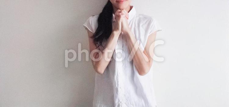 祈る女性(横長) 女性,願う,祈るの写真素材