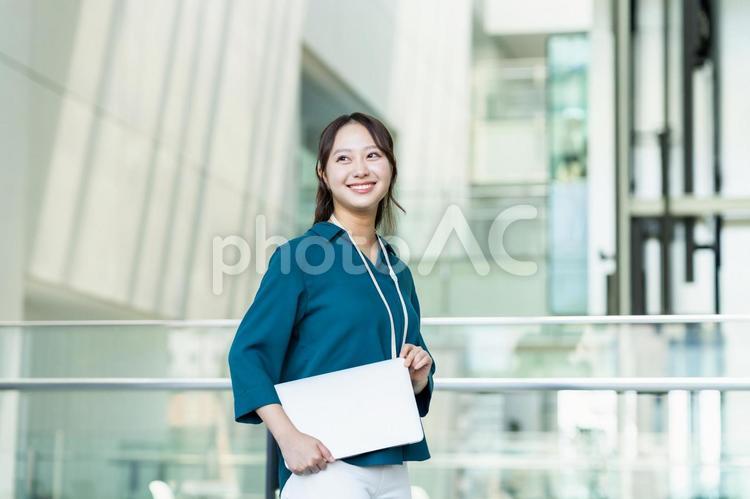 オフィスで働く若いエンジニアの女性 エンジニア,新入社員,女性の写真素材