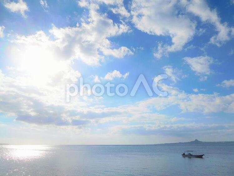 沖縄の海　空と雲 ビーチ,伊江島,備瀬の写真素材