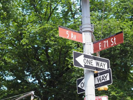 ニューヨーク標識板:5th×71st ニューヨーク標識板:5th×71st 標識板,道路標識,道路の写真素材