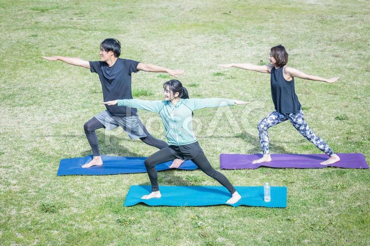 自然の中でヨガをする男女（戦士のポーズ） ヨガ,ヨガ教室,運動の写真素材