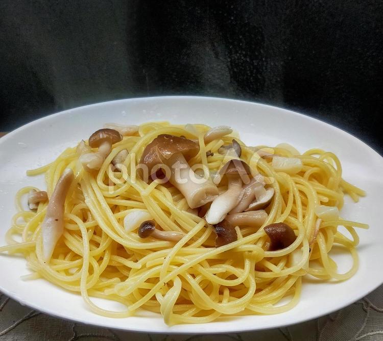 スパゲッティ　きのこ　自家製　湯気あり スパゲッティ,きのこ,ぶなしめじの写真素材