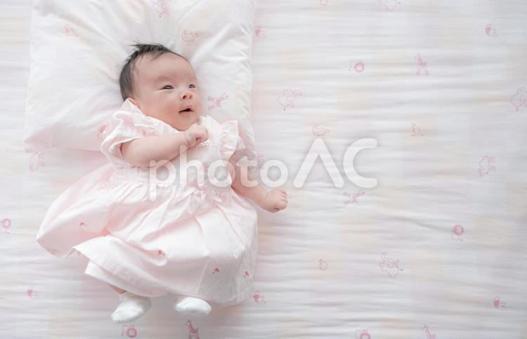 ピンクの服の赤ちゃん(その２) 赤ちゃん,家族,ポーズの写真素材