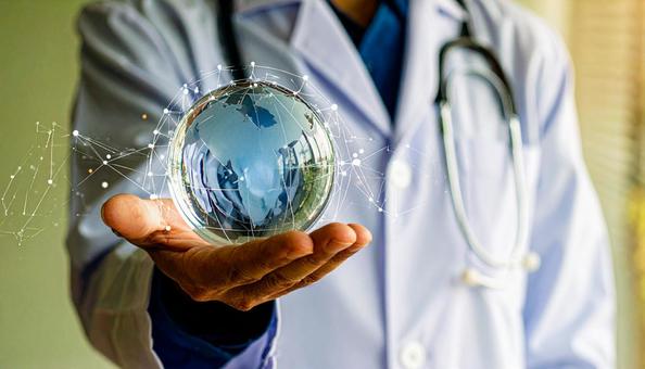 世界を救う　ガラスの地球を持つ医師の手の写真