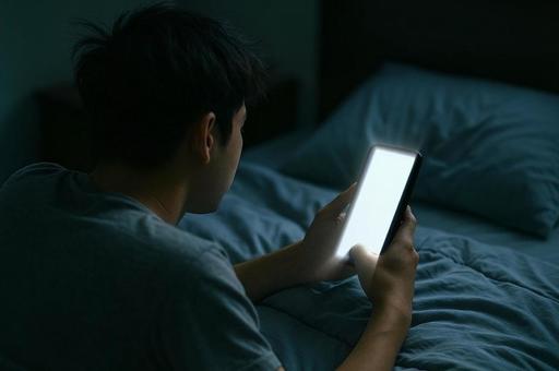 スマホ依存または寝ながらスマホ スマホ依存または寝ながらスマホの写真