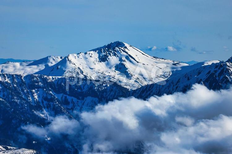 冠雪の北アルプスの黒部五郎岳 冠雪,冬山,雪山の写真素材