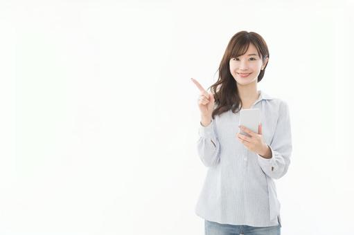 若い女性 スマートフォン 指差し 若い女性 スマートフォン 指差しの写真