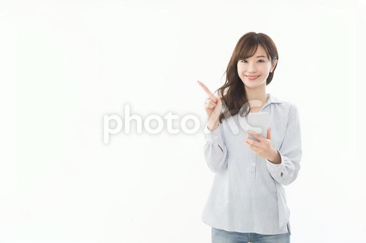 若い女性　スマートフォン　指差し 女性,人物,スマートフォンの写真素材