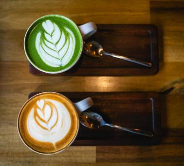 抹茶ラテとカフェラテ 抹茶ラテとカフェラテ 抹茶ラテ,カフェラテ,カフェの写真素材