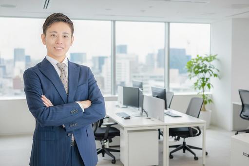 綺麗なオフィスとビジネスマン 綺麗なオフィスとビジネスマン ビジネスマン,会社員,営業職の写真素材