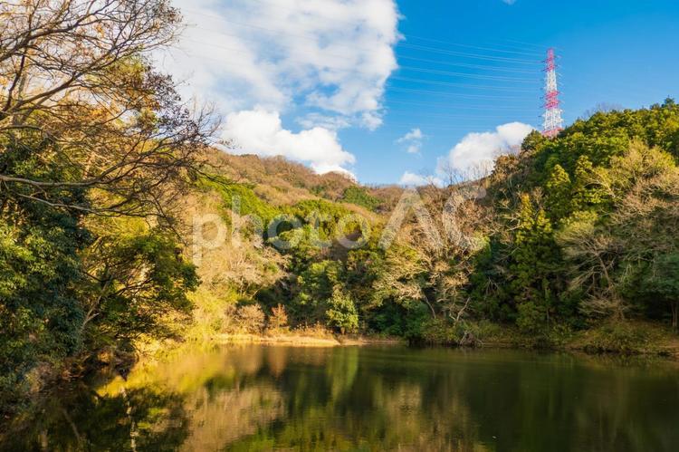 池と青空と山の美しい風景 空,山,池の写真素材