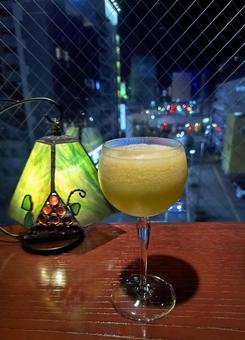 グリーンのカクテルとレトロランプ カクテル,モクテル,酒の写真素材