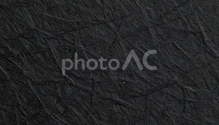 墨色の和紙の深いしわテクスチャ背景 和紙,黒,繊維の写真素材